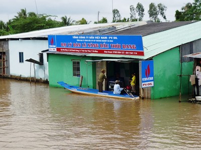 Triều cường làm ngập nhà ven sông ở xã Khánh Hưng (Trần Văn Thời, Cà Mau). Ảnh: Tiến Hưng