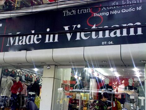 Những cửa hàng "Made in Vietnam" luôn thu hút rất đông sự quan tâm của người tiêu dùng. Ảnh: VTC News