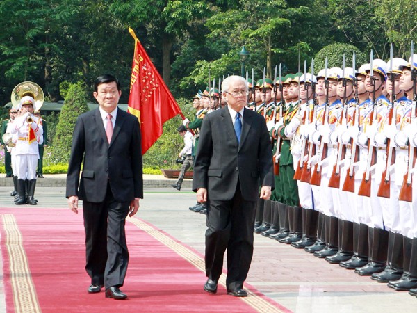 Chủ tịch nước Trương Tấn Sang và Tổng thống Tony Tan Keng Yam duyệt đội danh dự tại lễ đón Ảnh: TTXVN