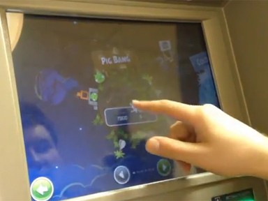 Xôn xao clip chơi Angry Birds trên ATM