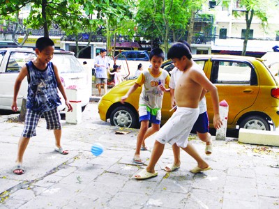 Trẻ em Hà Nội đá bóng trên vỉa hè. Ảnh: Hồng Vĩnh