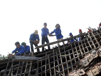 Đoàn viên thanh niên huyện Hải Hậu giúp nhân dân khắc phục hậu quả sau bão Ảnh: Mai Xuân Tùng