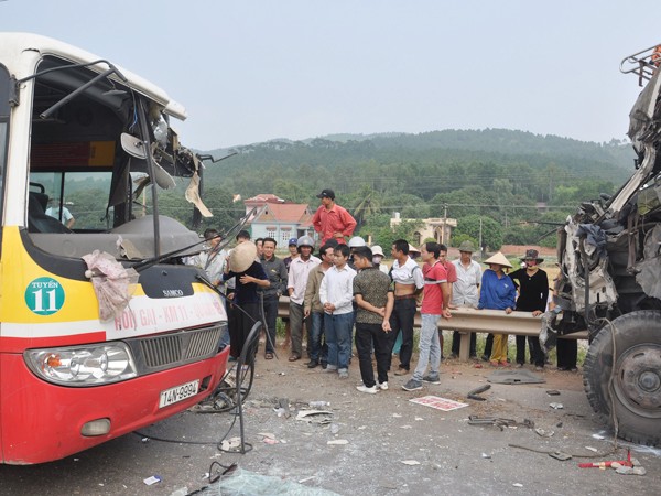 Tai nạn giao thông, 2 người thiệt mạng, 17 người bị thương