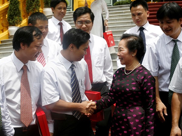 Phó Chủ tịch nước Nguyễn Thị Doan trao đổi với trí thức trẻ khối các cơ quan T.Ư Ảnh: Bảo Anh