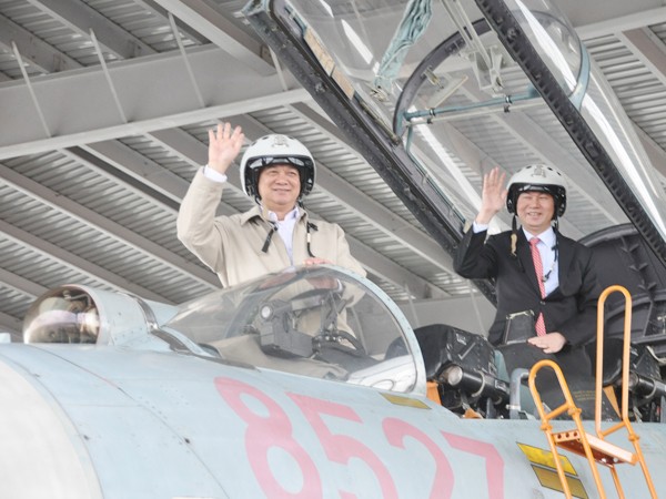 Thủ tướng Nguyễn Tấn Dũng trên máy bay của Trung đoàn Không quân 940
