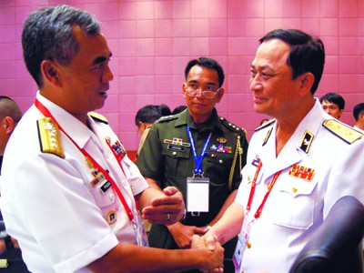 Phó đô đốc Nguyễn Văn Hiến (phải) và đồng cấp người Philippines trao đổi tại hội nghị Ảnh: Nguyễn Minh