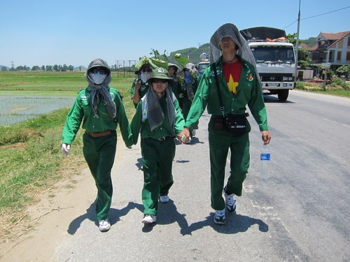 Dõi theo bước chân của đoàn đi bộ xuyên Việt