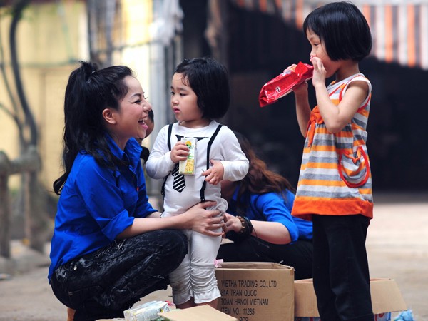 Minh Chuyên thăm và tặng quà trẻ mồ côi trong quá trình quay video Nối vòng tay lớn Ảnh: Hải Đăng