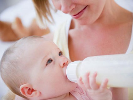 Không nên cho trẻ ăn sữa đặc có đường thường xuyên