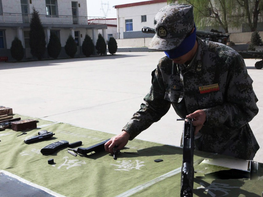 Lính Trung Quốc bịt mắt tháo lắp súng trong chương trình "Trình diễn Kỹ năng Lính tinh nhuệ"