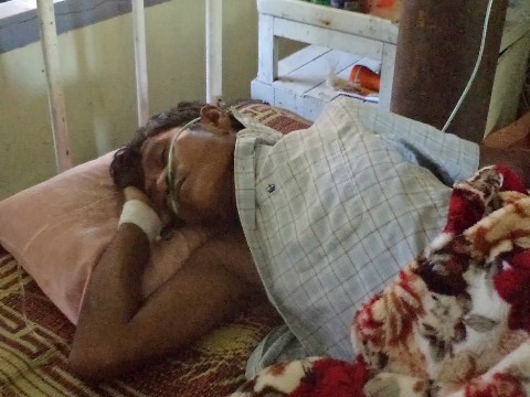 Một người bị thương trong cuộc bạo loạn tôn giáo tại một bệnh viện ở