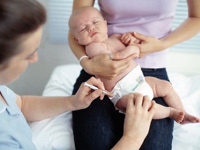 Cha mẹ phân vân chuyện tiêm vắc-xin cho con
