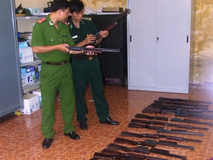 Phá đường dây đưa súng từ nước ngoài vào Việt Nam