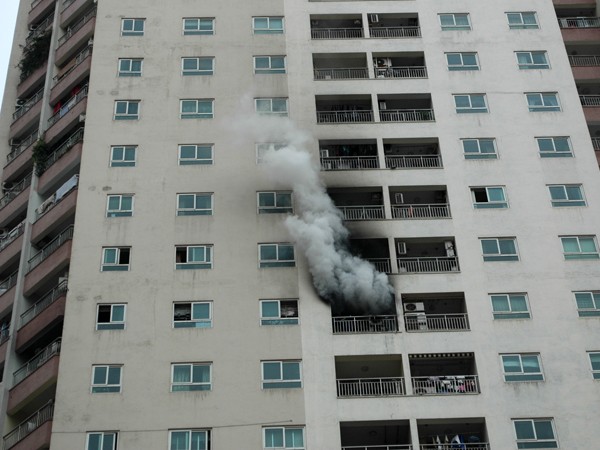 Hoảng loạn vì cháy ở tòa nhà 34 tầng