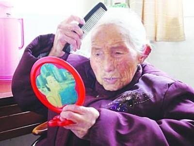 Cụ bà 104 tuổi cả ngày ngồi... soi gương