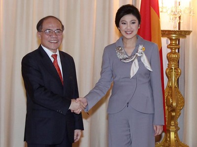 Chủ tịch Quốc hội Nguyễn Sinh Hùng hội kiến Thủ tướng Thái Lan Yingluck Shinawatra ngày 3-12 tại Bangkok Ảnh: TTXVN