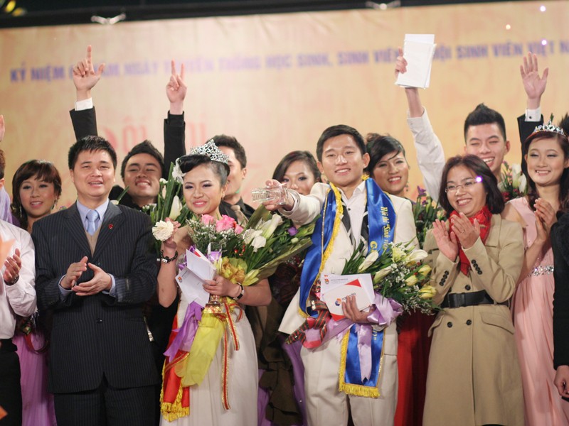 Hai thí sinh được trao giải nhất của cuộc thi Sinh viên Thủ đô tài năng thanh lịch. Ảnh: Mai Xuân Tùng
