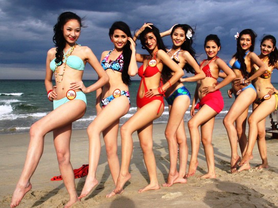 Thí sinh Hoa hậu diện bikini vui đùa trước biển