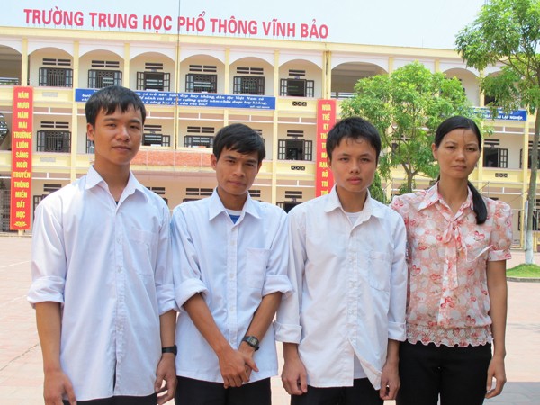 Cô giáo Lan Oanh cùng ba học trò thủ khoa