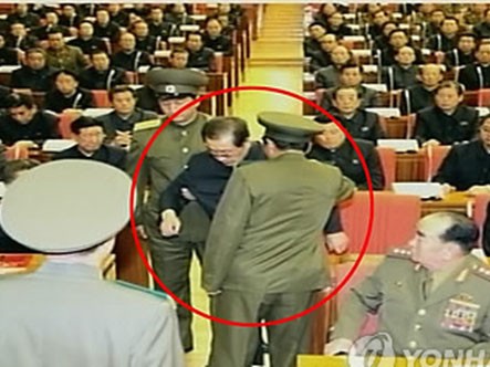 Ông Jang Song Thaek bị nhân viên an ninh áp giải ra khỏi cuộc họp đảng