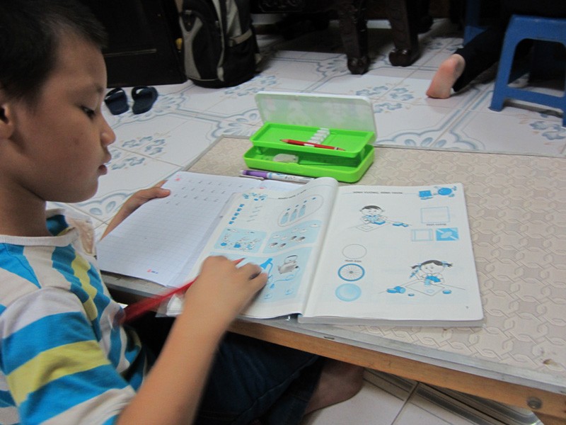 Bé 6 tuổi khiếm thính trọ học ở Hà Nội