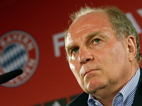 Chủ tịch Bayern vẫn tại vị dù bị cáo buộc trốn thuế
