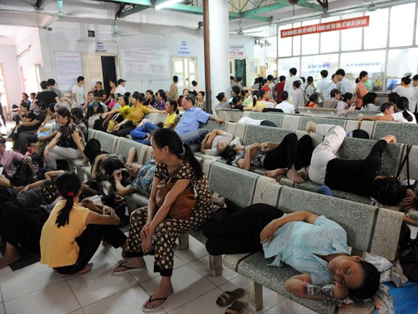 Tình trạng quá tải thường xuyên diễn ra ở nhiều bệnh viện tại Hà Nội Ảnh: Hồng Vĩnh