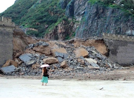 Một đoạn tường thành gần Trương Gia Khẩu, Hà Bắc bị sụp đổ