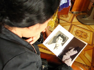Chị Trang và cuốn album, ở nhà anh Tuấn