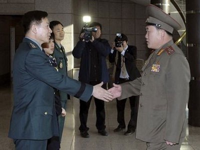 Trưởng đoàn Triều Tiên, Đại tá Ri Son Kwon (phải), bắt tay Trưởng đoàn Hàn Quốc, Đại tá Moon Sang-kyun