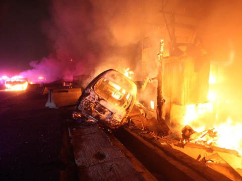 Những chiếc xe bị cháy được chụp trên một đường cao tốc ở Ecatepec gần Mexico City ngày 07/05/2013