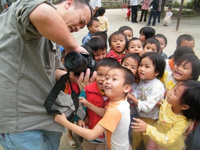 Tác giả “Nhắn tuổi 20” trong chuyến đi cứu trợ đồng bào miền Trung sau lũ cuối 2010 do Hội Nhạc sĩ Việt Nam tổ chức. Ảnh: N.M.Hà