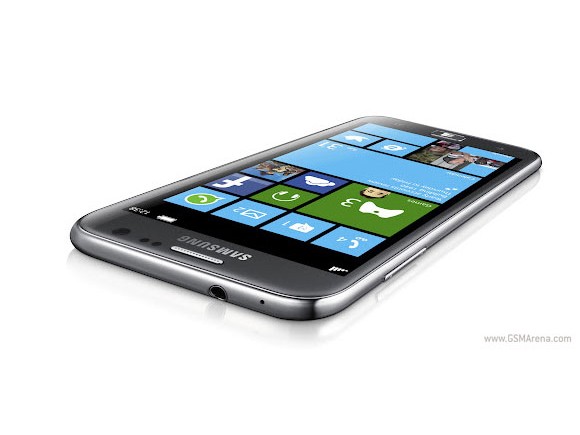 Smartphone Windows Phone 8 đầu tiên ra lò