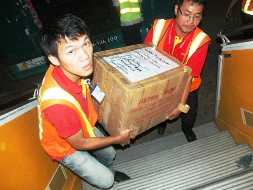 Việc chuyển hàng lên máy bay được thực hiện từ tối 20/10 tại sân bay Tân Sơn Nhất (TP Hồ Chí Minh). Hàng hóa được cá nhân, tổ chức trong nước quyên góp, gồm thực phẩm đóng hộp, chăn màn.