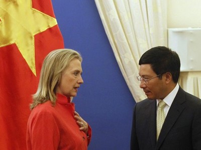 Bà Hilary Clinton và bộ trưởng ngoại giao Việt Nam, Phạm Bình Minh