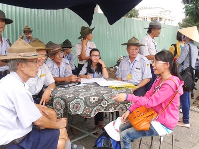 Các tình nguyện viên U70 Đà Nẵng tiếp sức cho thí sinh. Ảnh: Hoài Văn