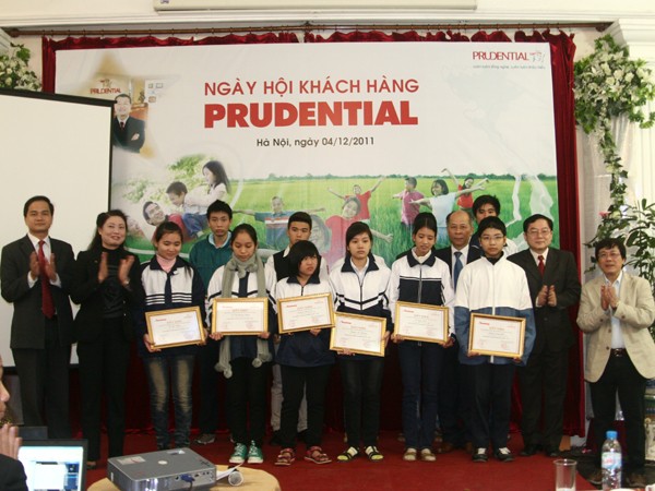 Prudential trao học bổng cho học sinh PTTH Hà Nội