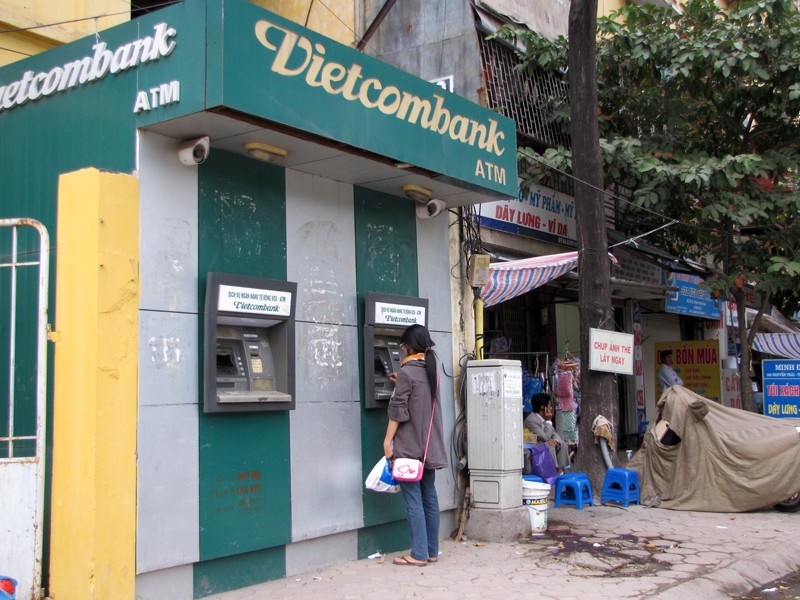 Ảnh 1: Một điểm giao dịch ATM của Ngân hàng Ngoại thương trên đường Nguyễn Trãi (quận Thanh Xuân, Hà Nội) được trang bị khá sơ sài, không đảm bảo an ninh cho khách hàng. Ảnh: Tuấn Nguyễn