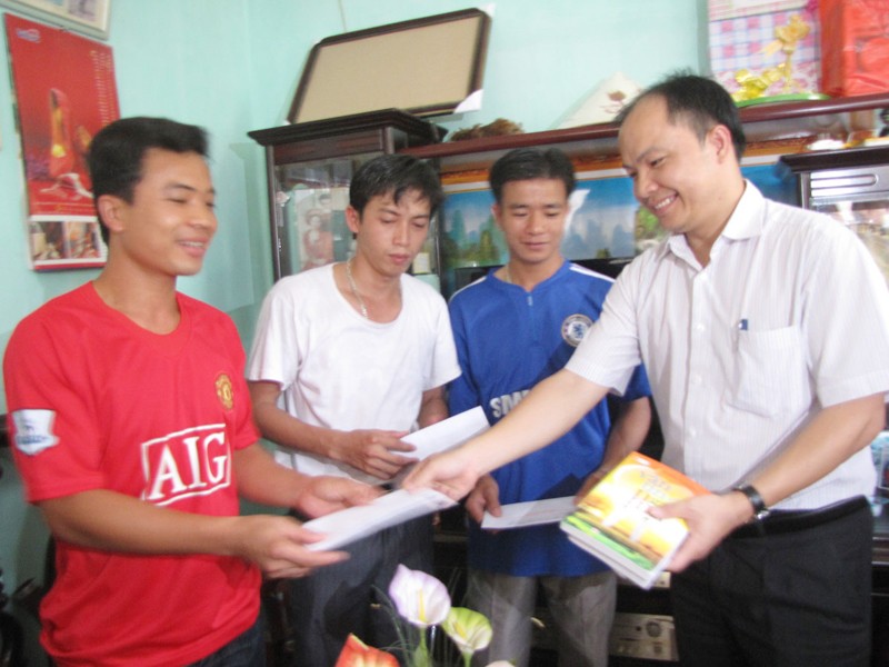 Anh Nguyễn Mạnh Cường tặng quà ba thanh niên bị tù oan