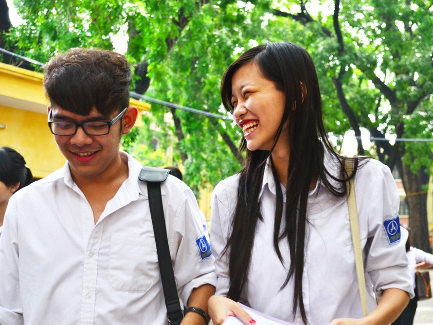 Thí sinh cười tươi vì làm được bài sau khi ra khỏi phòng thi tại cụm trường THPT Phan Đình Phùng, Hà Nội