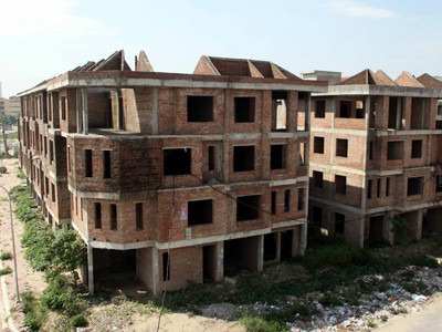 Nhiều khu biệt thự bỏ hoang tại Hà Nội, trong khi nguồn thu bị hụt. Ảnh: Hồng Vĩnh