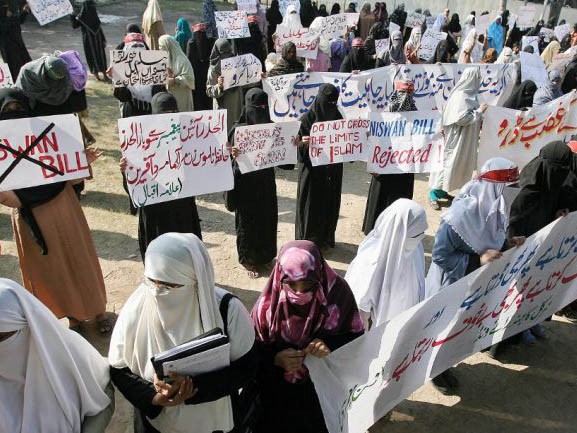 Nhiều cuộc biểu tình nổ ra ở Pakistan nhằm yêu cầu bảo vệ trẻ em gái khỏi nạn hiếp dâm