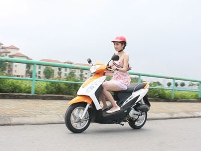 Những sai lầm của phụ nữ khi đi xe máy