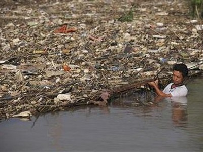 Công nhân đang dọn rác ở đoạn sông Dương Tử chảy qua tỉnh An Huy