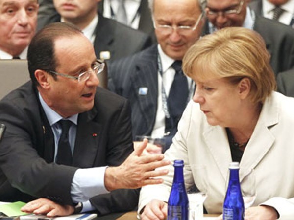 Tổng thống Pháp Hollande và Thủ tướng Đức Merkel trao đổi tại Hội nghị NATO ở Chicago ngày 21-5 - Ảnh: Reuters