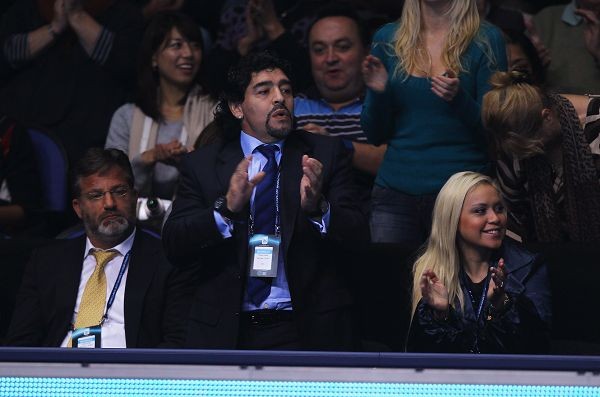 Maradona cùng bồ du hí ở Anh