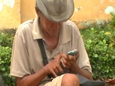 Xem xét trục xuất ông già ăn xin xài… iPhone
