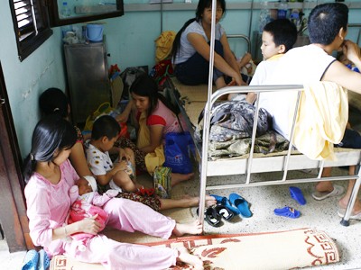 Dù đã tăng phí dịch vụ nhưng người bệnh vẫn phải nằm la liệt dưới sàn nhà (ảnh chụp tại Viện K.) Ảnh: Hồng Vĩnh