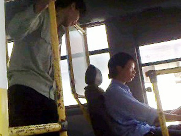 Lái, phụ xe buýt bắt hành khách quỳ lạy