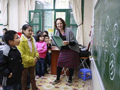 Một tiết học tiếng Anh do giáo viên nước ngoài dạy ở trường Tiểu học Tây Sơn, Hà Nội